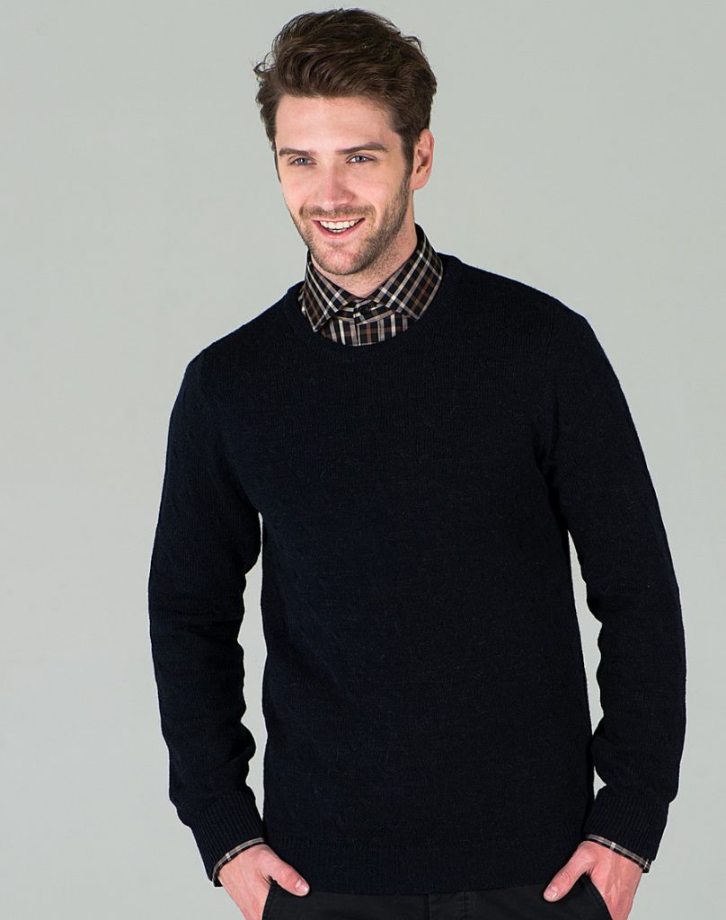 Черный мужской пуловер с круглым вырезом