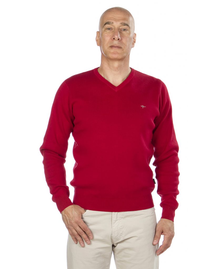 Красный мужской пуловер с v-образным вырезом