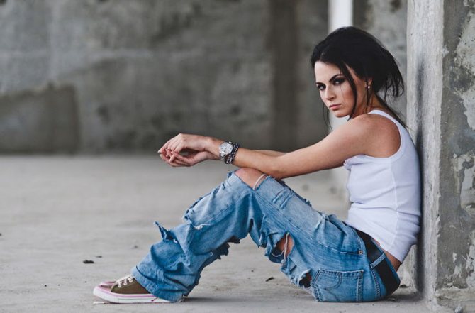 С чем девушке носить рваные джинсы: 39 образов на все случаи жизни